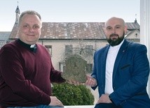 Ks. Robert Kowalski (z lewej) i ks. Damian Drabikowski pokazują znaleziony podczas remontu stary żeliwny odlew głowy Chrystusa. W tle dawna kaplica, obecnie magazyn radomskiej organizacji.