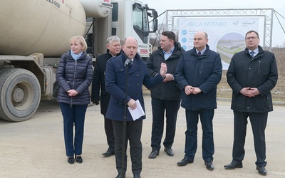 Podczas konferencji prasowej trwały prace budowlane  przy inwestycji sąsiadującej z przyszłą halą. – To dobrze wróży  na przyszłość – zapewniali z uśmiechem uczestnicy spotkania.