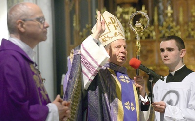 Wspólną modlitwę zakończyło błogosławieństwo, którego udzielił obecny, czwarty ordynariusz radomski.