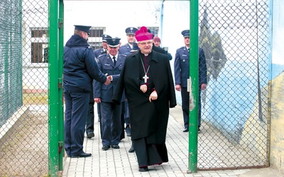 Wizyty legnickich hierarchów w Zakładzie Karnym w Wielki Poniedziałek to już wieloletnia tradycja.