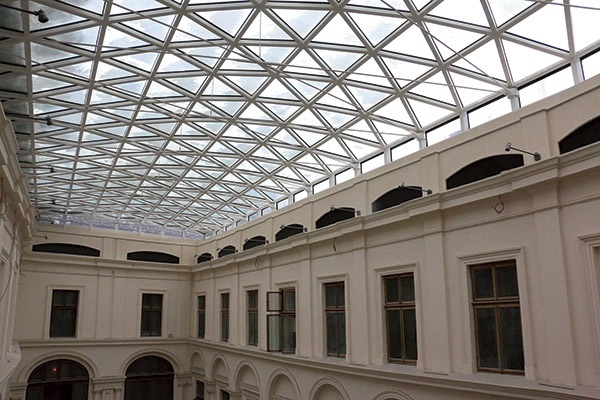 ▲	Nakryty szklanym dachem dziedziniec pałacu muzealnego  ma się stać kolejnym salonem Krakowa.