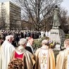 Jezus powiedział: „W dniu tym otwarte są wnętrzności Miłosierdzia Mego, wylewam całe morze łask na dusze, które się zbliżą do źródła Miłosierdzia Mojego”. 