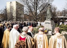 Jezus powiedział: „W dniu tym otwarte są wnętrzności Miłosierdzia Mego, wylewam całe morze łask na dusze, które się zbliżą do źródła Miłosierdzia Mojego”. 