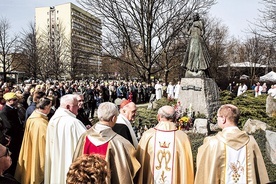 Jezus powiedział: „W dniu tym otwarte są wnętrzności Miłosierdzia Mego, wylewam całe morze łask na dusze, które się zbliżą do źródła Miłosierdzia Mojego”. 