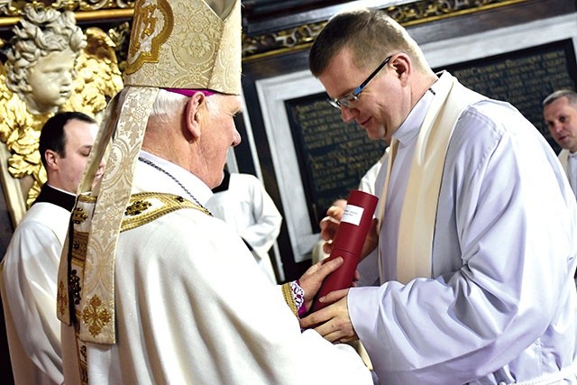 Każdy z wyróżnionych odebrał odznaczenie osobiście. Na zdjęciu: ks. Marcin Gęsikowski, wieloletni sekretarz i kierowca bp. Ignacego.