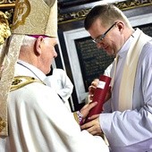 Każdy z wyróżnionych odebrał odznaczenie osobiście. Na zdjęciu: ks. Marcin Gęsikowski, wieloletni sekretarz i kierowca bp. Ignacego.