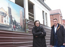 ▲	Architekt Jacek Jaśkowiec (od lewej) i Jacek Dobrzyński, kierownik budowy, przy wznoszonym obiekcie na miejscu objawień.
