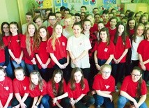 Uczniowie należący do SKC w szkole w Tymowej.