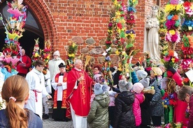 Wszystkie konkursowe palmy wzięły również udział w procesji przed Mszą Świętą.