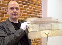 ▼	Krzysztof Laszkiewicz z Głowna prezentuje cenne znalezisko. 