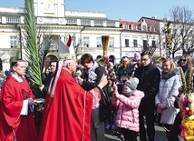 ▲	Biskup Andrzej F. Dziuba święci palmy.