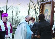 Uroczyste wprowadzenie obrazu do kościoła. 
