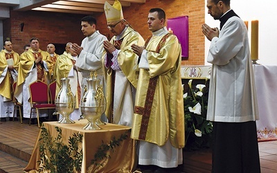 ▲	Podczas Mszy Krzyżma biskup pobłogosławił oleje chorych, katechumenów oraz konsekrował krzyżmo.