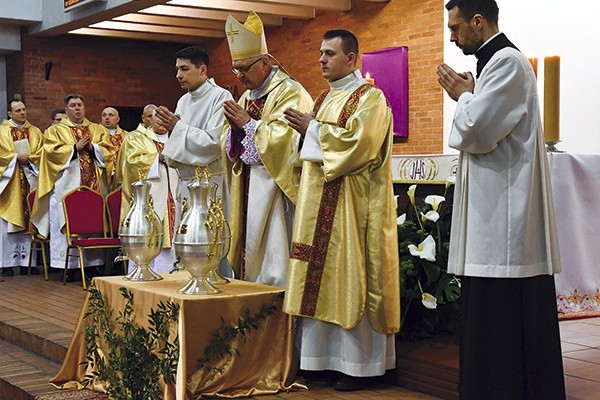 ▲	Podczas Mszy Krzyżma biskup pobłogosławił oleje chorych, katechumenów oraz konsekrował krzyżmo.