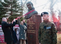 ▲	W odsłonięciu popiersia wzięła udział m.in. krewna Danuty Siedzikówny – dr Anna Tertel. 