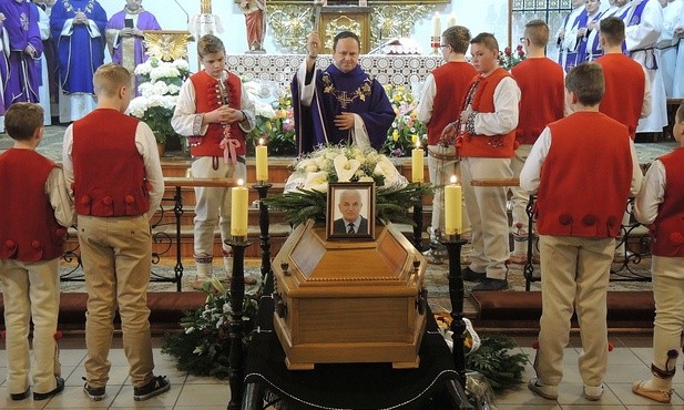 Ks. proboszcz Krzysztof Pacyga przy trumnie zasłużonego parafianina