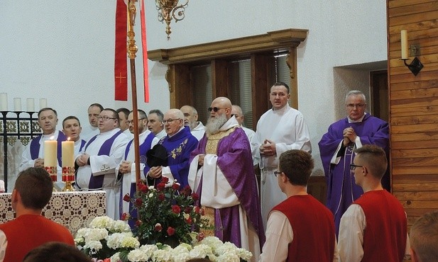 Duszpasterze i szafarze przy ołtarzu podczas Mszy św. pogrzebowej