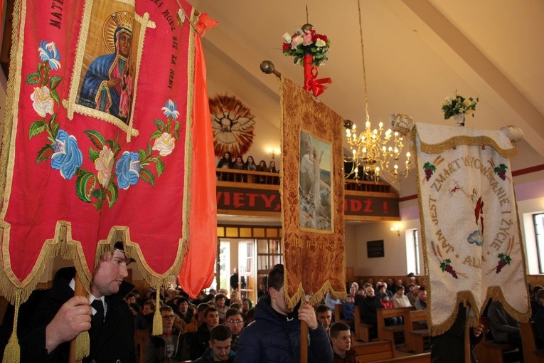 Chorągwiarze z parafii św. Rocha w Boczkach Chełmońskich