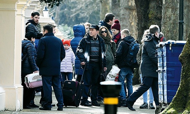 Pracownicy rosyjskiej ambasady w Londynie opuszczają placówkę dyplomatyczną.