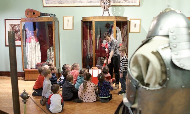 Przewodnicy w Domu Matejki prowadzą ze zwiedzającymi dziećmi lekcje wyobraźni.