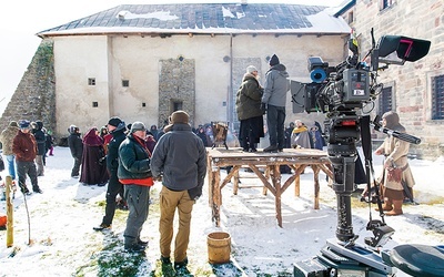 Na przyklasztornym dziedzińcu trwają przygotowania  do dramatycznej sceny próby ognia.
