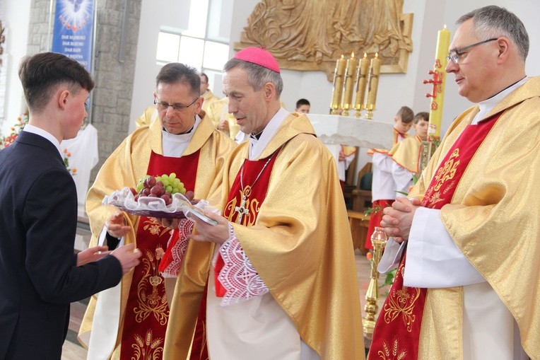 Bierzmowanie w Męcinie