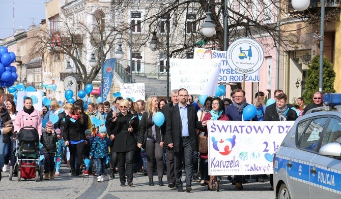 Niebieski korowód przeszedł do parku im. T. Kościuszki