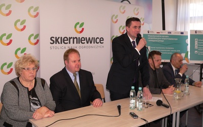 O dofinansowaniu poinformowano 6 kwietnia na konferencji prasowej. Z mikrofonem prezydent Skierniewic Krzysztof Jażdżyk