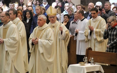 Duch przynagla do Caritas