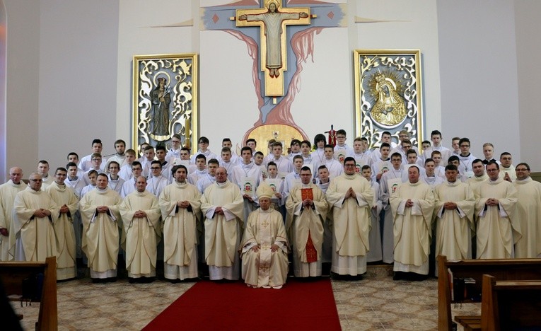 Pamiątkowa fotografia nowych lektorów z bp. Henrykiem Tomasikiem i duszpasterzami