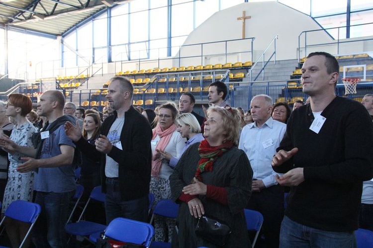 Rekolekcje halowe prowadzone przez ks. Krzysztofa Kralkę