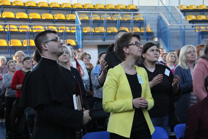 Rekolekcje halowe prowadzone przez ks. Krzysztofa Kralkę