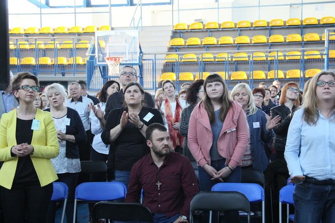 Rekolekcje halowe prowadzone przez ks. Krzysztofa Kralkę