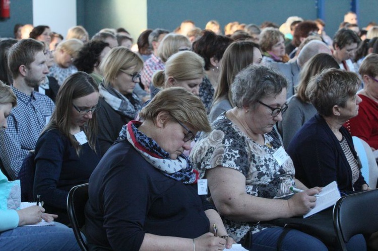 Rekolekcje halowe prowadzone przez ks. Krzysztofa Kralkę