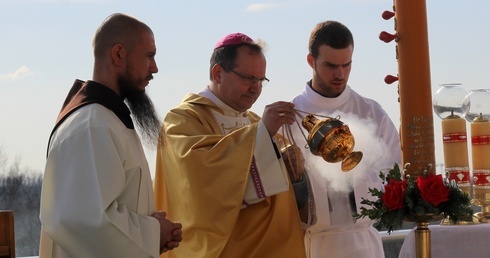 Rany Chrystusa przypominają o przeszłości