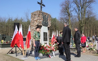 Pod pomnikiem ofiar zbrodni katyńskiej delegacje złożyły kwiaty