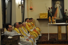 We Mszy św. w sanktuarium uczestniczyła cała wspólnota seminaryjna: klerycy i księża profesorowie