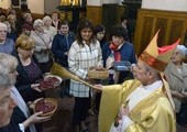 Bp Henryk Tomasik poświęcił różańce, które otrzymały osoby po podjęciu Duchowej Adopcji Dziecka Poczętego