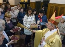 Bp Henryk Tomasik poświęcił różańce, które otrzymały osoby po podjęciu Duchowej Adopcji Dziecka Poczętego