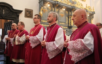 Od prawej: ks. Stanisław Majkut, nowy kanonik rzeczywisty, oraz ks. Mirosław Romanowski, ks. Piotr Krzyszkowski, ks. Jerzy Swędrowski i ks. Piotr Jankowski, nowi kanonicy honorowi