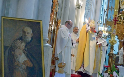 Na pełnienie dobrych dzieł pobłogosławił bp Tomasik. Obok obrazu relikwiarz w kształcie dłoni z bochenkiem chleba.