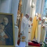Na pełnienie dobrych dzieł pobłogosławił bp Tomasik. Obok obrazu relikwiarz w kształcie dłoni z bochenkiem chleba.