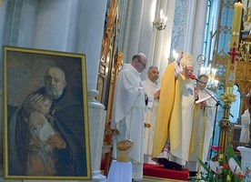 Na pełnienie dobrych dzieł pobłogosławił bp Tomasik. Obok obrazu relikwiarz w kształcie dłoni z bochenkiem chleba.