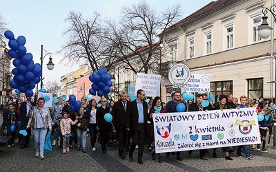 Korowód przeszedł ul. Żeromskiego do parku im. T. Kościuszki.