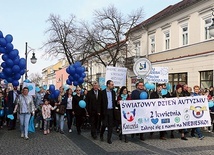 Korowód przeszedł ul. Żeromskiego do parku im. T. Kościuszki.