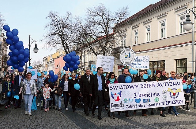 Korowód przeszedł ul. Żeromskiego do parku im. T. Kościuszki.