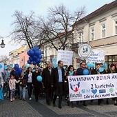 Korowód przeszedł ul. Żeromskiego do parku im. T. Kościuszki.