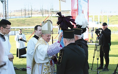 Eucharystia odbyła się na stadionie sportowym w dzielnicy Biały Kamień.
