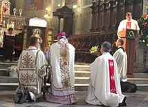 ▲	Na zakończenie uroczystości biskup senior odmówił akt zawierzenia Bożemu miłosierdziu.