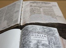 ▲	Wśród skarbów książnicy seminaryjnej są m.in. Biblia w tłumaczeniu ks. Jakuba Wujka (na dole) i Biblia brzeska.